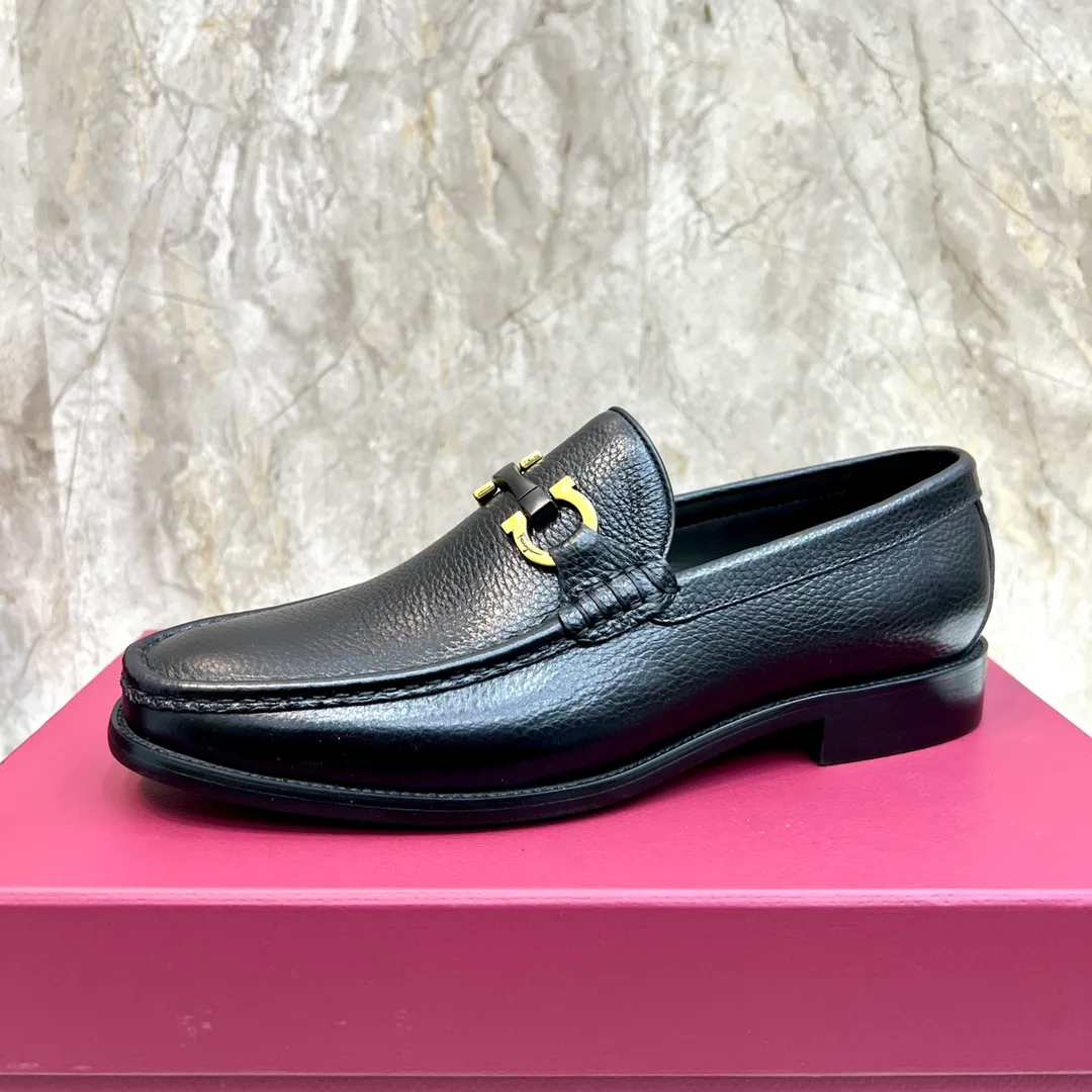 Original quality P580 Brand: Ferragamo Standard size: Men's size 38/44 (45 can be customized) Grade: Same style as the official website High-quality men's shoes Material: Customized first-layer calfskin with water-dyed cowhide lining Cowhide tiptoe Original non-slip and wear-resistant rubber outsole Style category: Men's formal business leather shoes Young and fashionable European and American trends British style Casual matching Comfortable feet Color: Actual picture